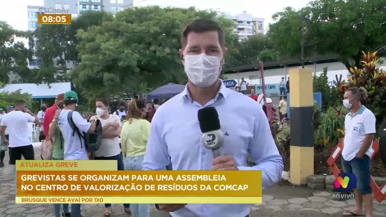 Grevistas se organizam para uma assembleia no centro de valorização de resíduos da Comcap