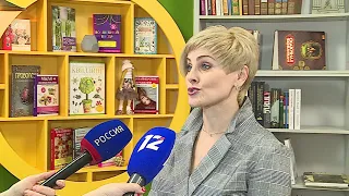 Главе региона Александру Буркову показали первую модельную библиотеку в Омске