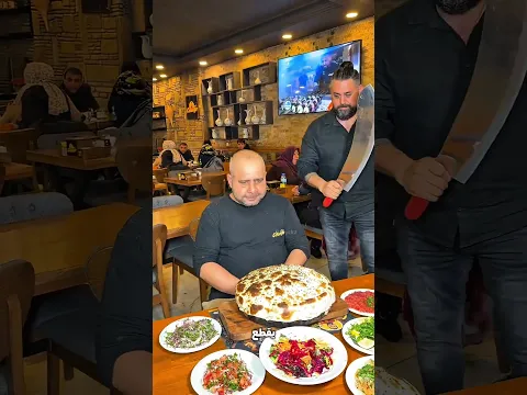 جاب سكينة ضخمة عشان يفتح الطبق الغالي… لكن اللي جواه صدمهم! 😳🔪🍽️