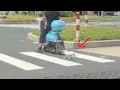 Download Lagu Een hulpeloze puppy volgde de e-bike van een vreemde en verstopte zich eronder voor zijn veiligheid