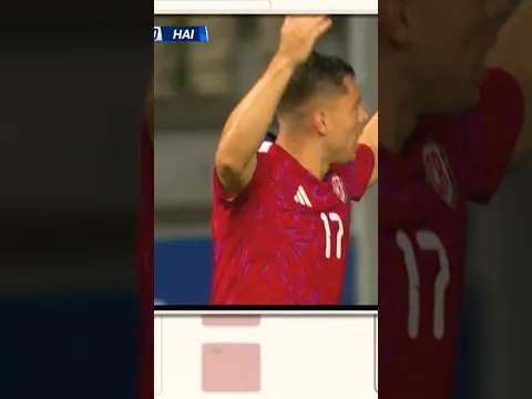 Carlos Mora con el gol para Costa Rica