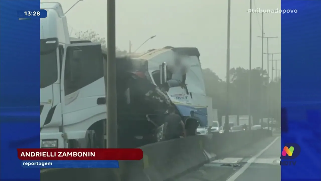 Colisão de caminhões na BR-101 causa congestionamento em Joinville