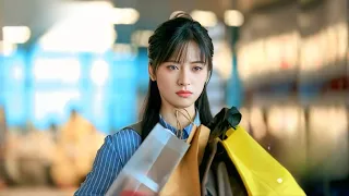 بنت جميله بتظهر فى حياة شاب وسيم وبتوقعه فحبها وبتختفى فجأءه لانها مصابه بمرض خطير ومش عاوزه تعرفه 