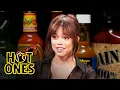 Download Lagu Jenna Ortega Doesn’t Flinch While Eating Spicy Wings | Hot Ones