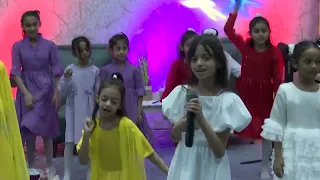 استعراض نشيد تطورنا في حلقة التاجر الصغير 