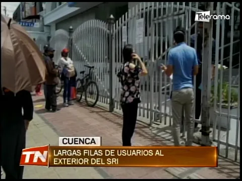 Largas filas de usuarios al exterior del SRI