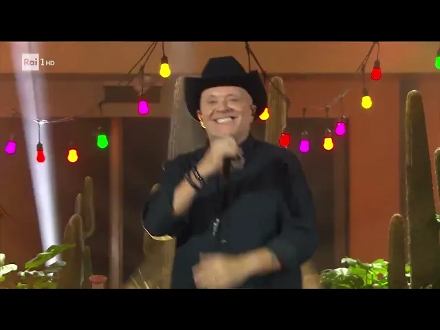 Sanremo 2026 - Max Pezzali canta 'Nord sud ovest est' e 'Tieni il tempo'