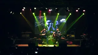 عمرو حسن و أدهم سليمان و عظمة علي المسرح            دندنها