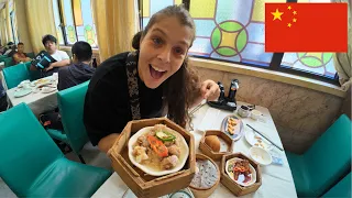和热情的中国女孩第一次吃早茶