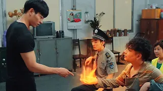 رجل بمجرد رفع يده تشتعل نار ونكتشف انه يمتلك قوة خارقة وينضم لفريق ابطال خارقين لحماية الأرضDelivery 