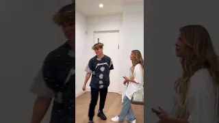 يقبل اخته من فمها  يقبل اخته من فمها
