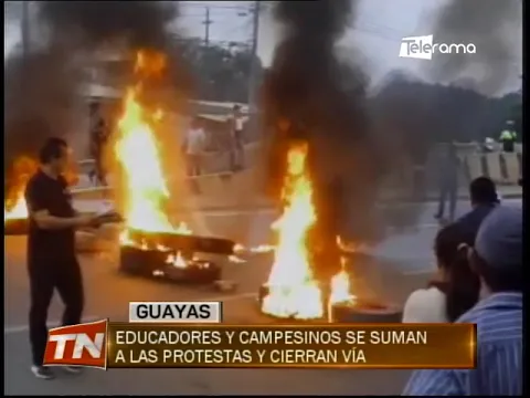 Educadores y campesinos se suman a la protestas y cierran vía