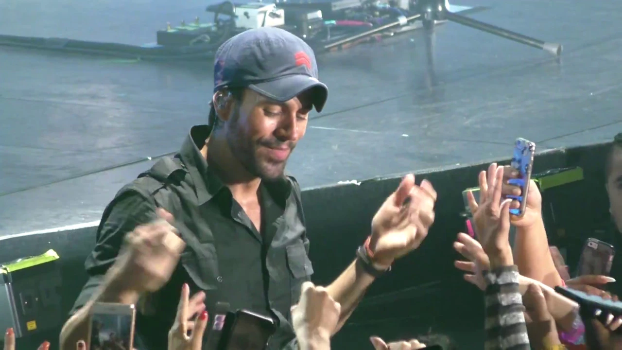 Enrique Iglesias Can't Escape My Love 2017