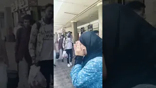 لحظة عناق بين سيدة مصرية وسودانية في محطة قطار رمسيس خلال برنامج العودة الطوعية للسودانيين 