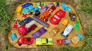 Membersihkan Mainan Disney Pixar Cars, Lightning McQueen, Frank, Speedy Comet, Mama Bernauli, Flo