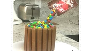 2-stöckige Schokoladenkuchen Kit Kat Torte mit M&M`s. 