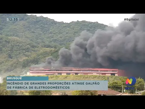 Incêndio de grande proporções atinge galpão de fábrica de eletrodomésticos em Brusque