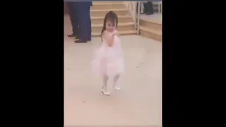 طفله ترقص على انغام العندليب 