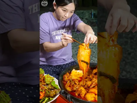 시골 평상에서 묵은지 닭볶음탕