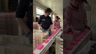 فتاة المصنع ت عبئ الصابون كـ الآلة 