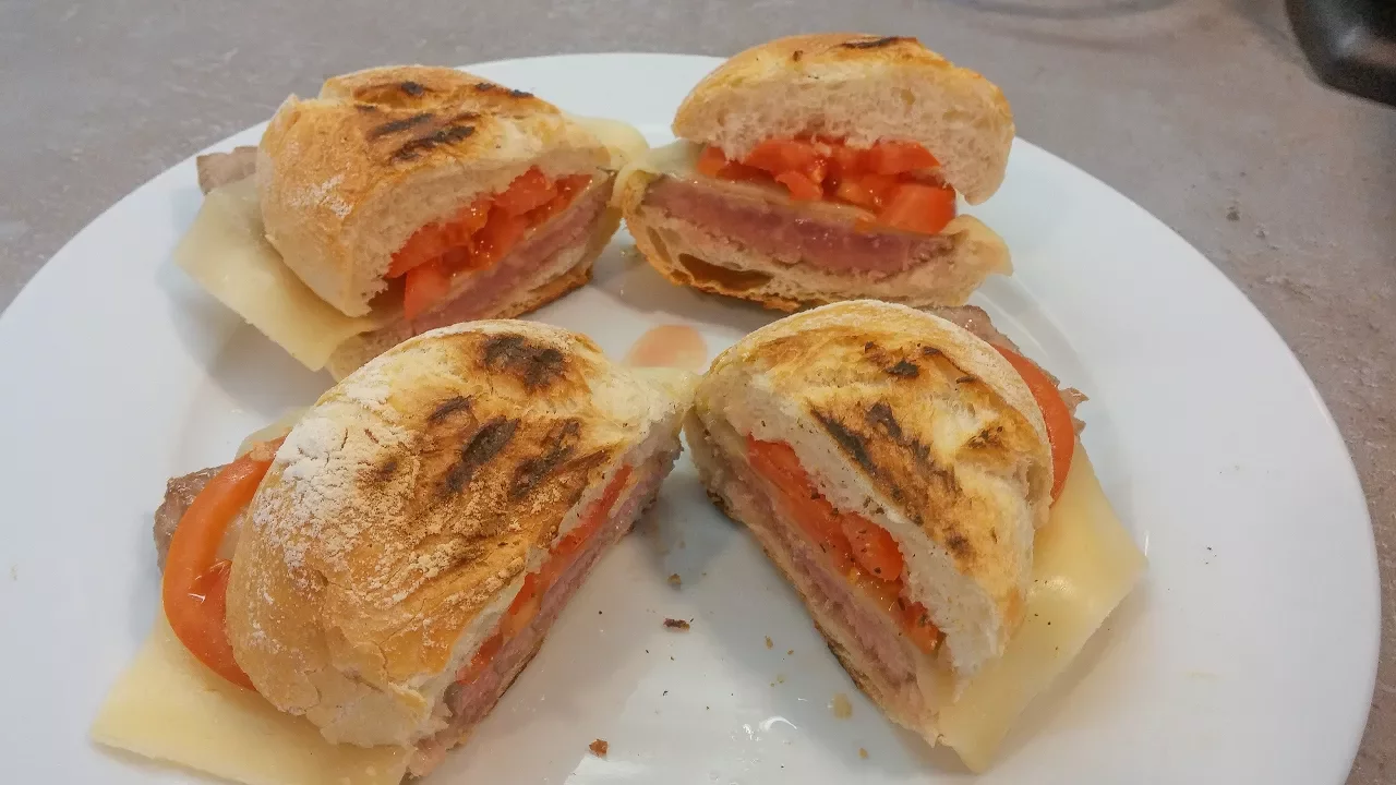 Receita de prego no pão com queijo e tomate by necasdevaladares