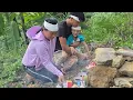 Download Lagu Alleenstaande vader: Trieu Vuong en zijn vader gingen wierook branden voor hun overleden moeder.