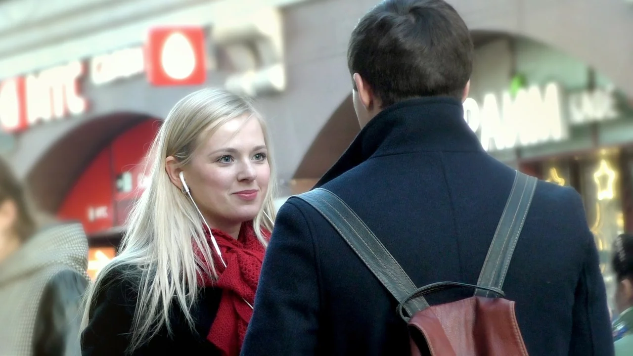 публичный пикап. парень подкатывает к девушке. реальный пикап девушек. пикап питерской девушки. известные пикаперы в россии.