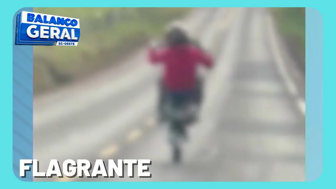 Motociclista se exibe ao empinar moto na SC-484 em Guatambu