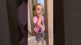 شافني وانا عم غير تيابي 