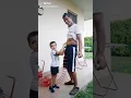 Bimbo gonfia la pancia di papà