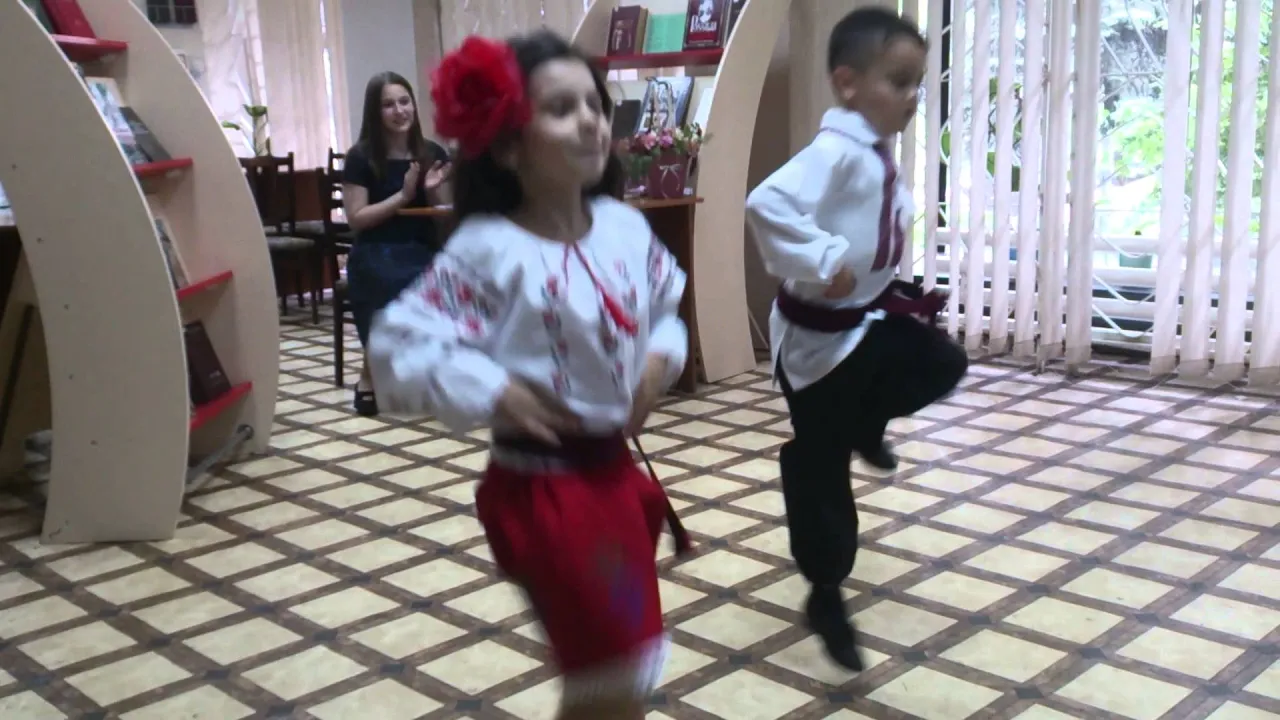 Танец ”Moldovenii s-au născut"