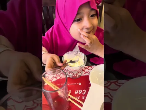 Makan burger es krim #raisya #funny