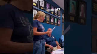 أم تخلع ملابسها احتجاجا على استخدام المتحولين غرف فتيات المدرسة 