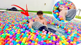 تحدي الكرات في المسبح غرقت 