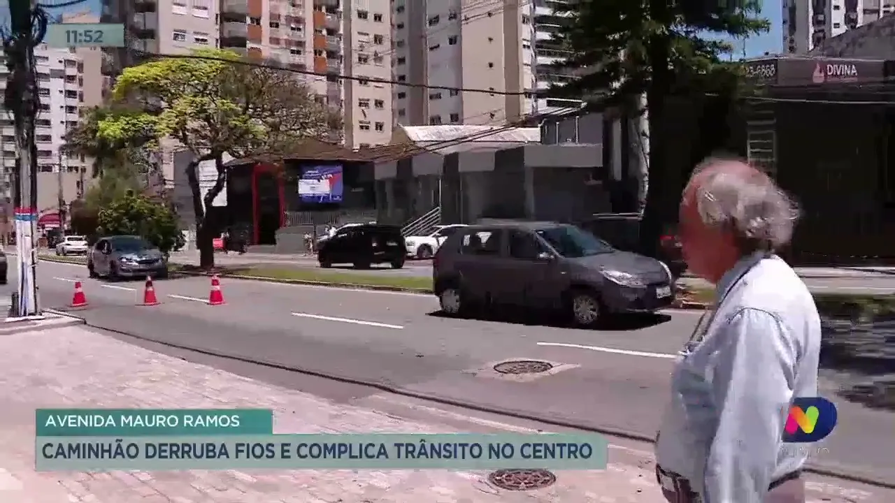 Caminhão bate em poste, derruba fios e deixa o trânsito complicado na manhã desta sexta-feira