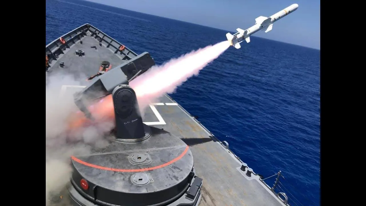 "ضربة واحدة"... فيديو يوثق لحظة قصف الجيش المصري لسفينة بالبحر المتوسط
