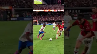 مهارات لاعب برشلونة لامين يامال ضد تيو هرنانديز لاعب ميلان 