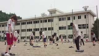 مدرسة كلها اتحولت الي زومبي والطلاب محجوزين فوق السطح يحاولون النجاة 