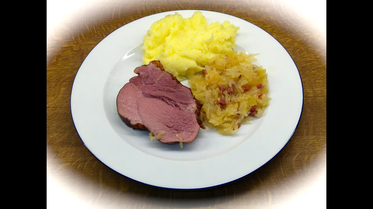 Kasselerbraten mit Sauerkraut und Kartoffelpüree, Kassler, Geselchtes, Hausmannskost, Kasselerbraten. 