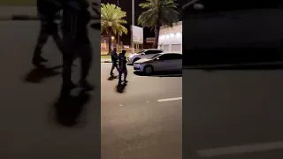 مخالف حظر التجول ووقفوه بالقوة الطوارئ الخاصة  مخالف حظر التجول ووقفوه بالقوة الطوارئ الخاصة