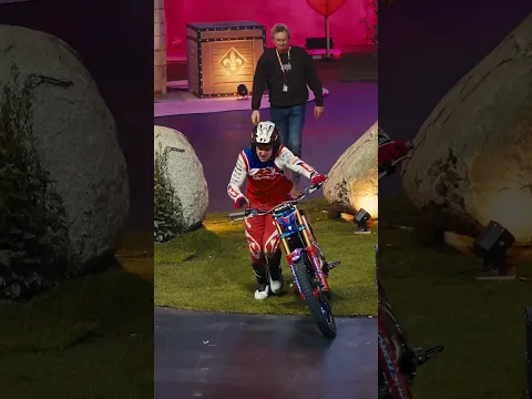 Chute sans gravité pour George Hemingway #trialindoor #xtrial #motorsport #trial #moto