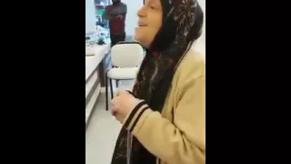 سيده عجوزه تغني انا قلبي دليلي بصوت رائع 