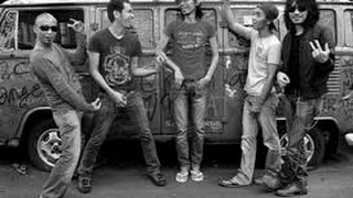 Download MAKAN TIDAK MAKAN KUMPUL - SLANK karaoke download ( tanpa vokal ) lirik instrumental MP3