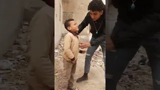 طفل كان هيموت وي خش الحمام 