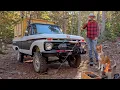 Download Lagu Klassieke 4x4 vrachtwagen kamperen vintage overland avontuur vuurkorf kampvuur kachel koken en ba...