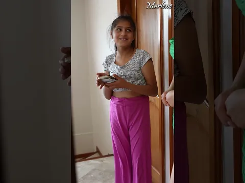 Utiliza espray mαgico para desapareser y descubrir a su padre con la mejor amiga