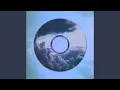 Download Lagu tanah lembap bernapas lagi; setiap tetesnya adalah ketukan singkat; jendela berkedip dengan kabut (Hujan)