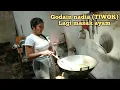nadia (TIWOK) lagi memasak ayam.