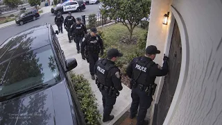 Esto tienes que hacer si la policía toca tu puerta. No te dejes intimidar 🇺🇸