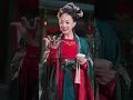 Sua Família Foge da Fome, Mas Ela Usa uma Bolsa Mágica e Sua Culinária para Mudar Tudo!